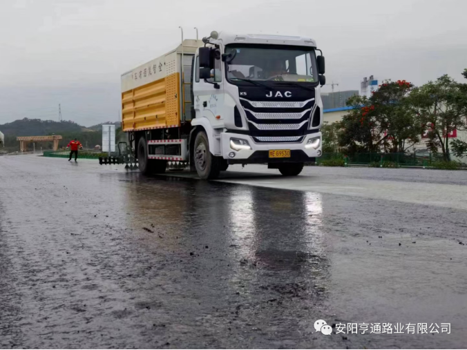 祝賀我司深汕西項目透層、封層試驗段圓 滿成功